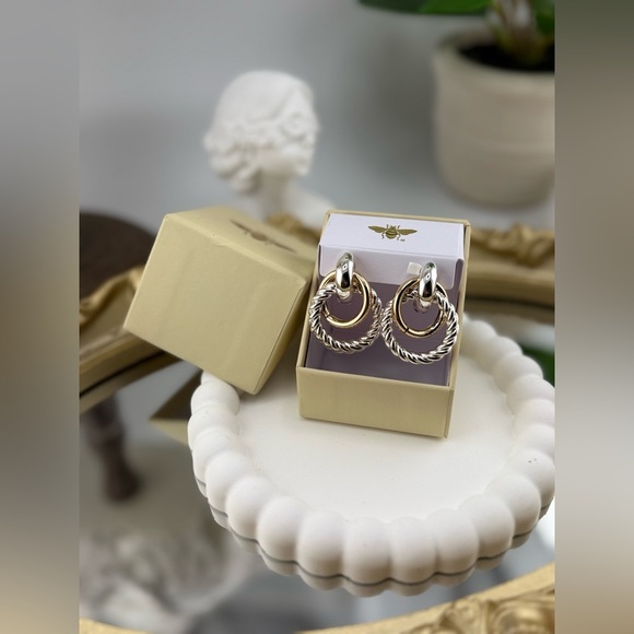 Two-Tone Hoop Earrings – Silver & Gold Interlocking Circles ✨🤍💛 - Picture 5 of 6